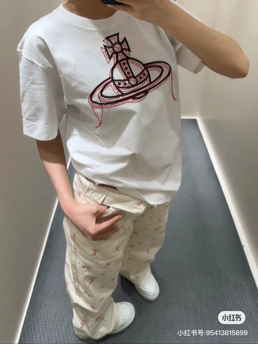 vivienne Westwood Queen Mother's new 2025 spring and summer Japanese limited-edition tassel embroidered short-sleeved T-shirt. The appearance of the appearance reveals the uninhibited image and high street trends. It has a loose and casual style, a short front and long back design, a small slit on the hem on both sides, and the iconic Saturn shape on the chest. The cross crown ball is added with a very futuristic satellite ring, just like Saturn, which collides with the prominent colors of the clothes. The non-overlapping Saturn pattern is outlined with red embroidery, which is visually dazzling. It also has a few tassels to complete the unconventional personality. 240g 32 count high-density double yarn cotton, comfortable and breathable fabric Size: XS-L Color: white, black